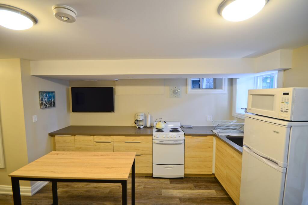 Living area with Netflix and fully-equipped kitchen