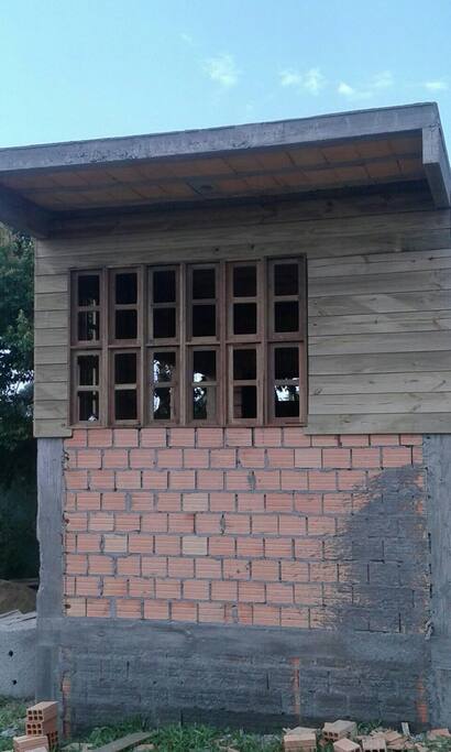 Foto tirada na construção. Antes da
colocação de todas as aberturas e vidros. Hoje está mobilizada com o básico mas sem pintura.