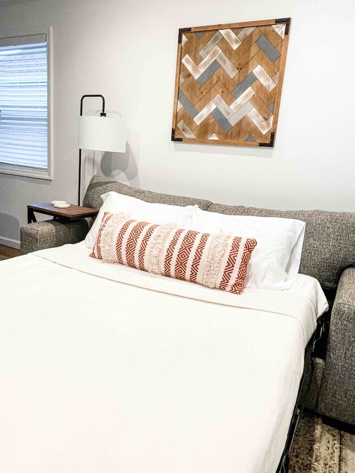 Sofá cama en la sala de estar. 