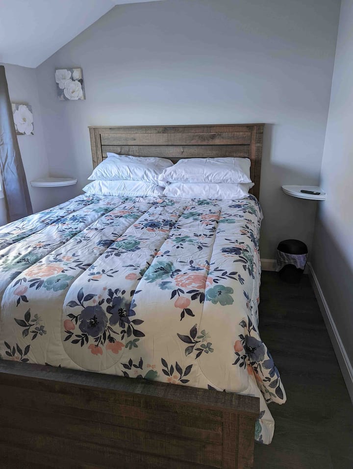 Cama queen en el dormitorio principal 