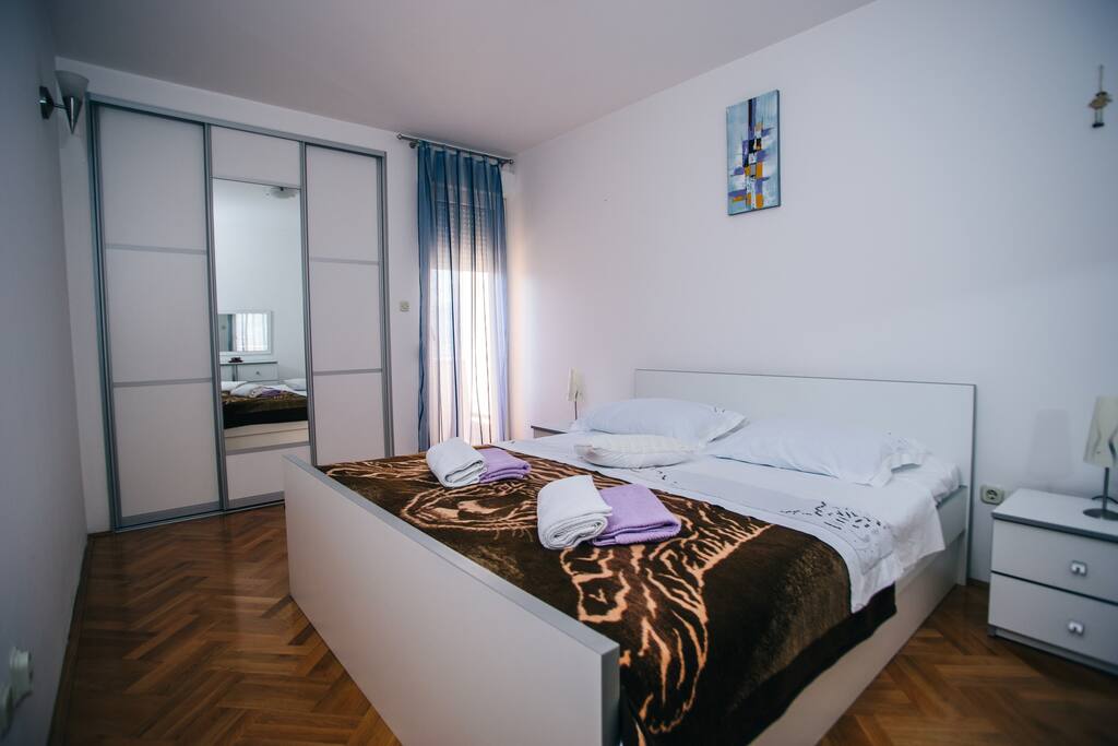 King size bed with balcony