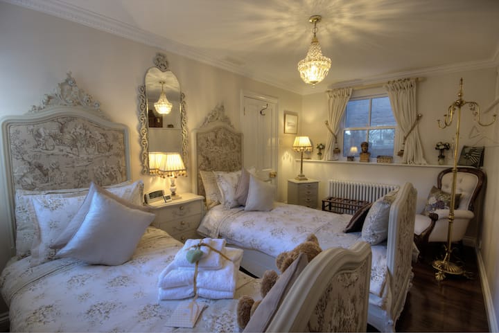 Dhomë gjumi 3 - dhomë dyshe me frymëzim francez me një palë krevate të zbukuruar 