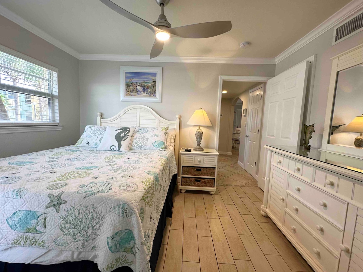 Საძინებელი 2 საწოლით და დამატებითი წვდომით დენზე