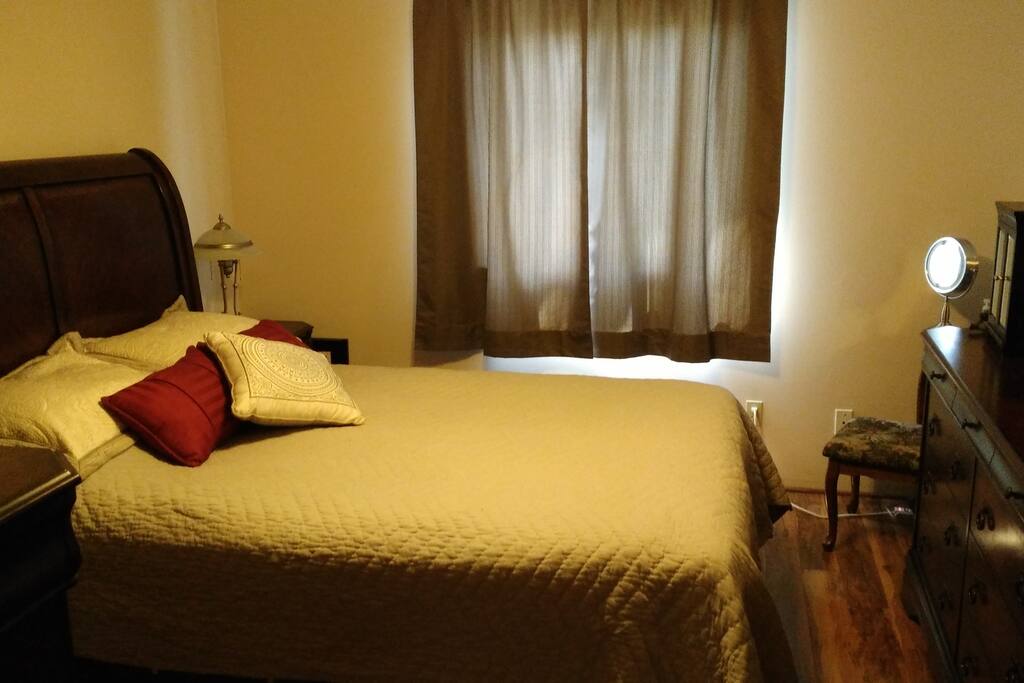 Master Bedroom - Queen Bed - 2nd level