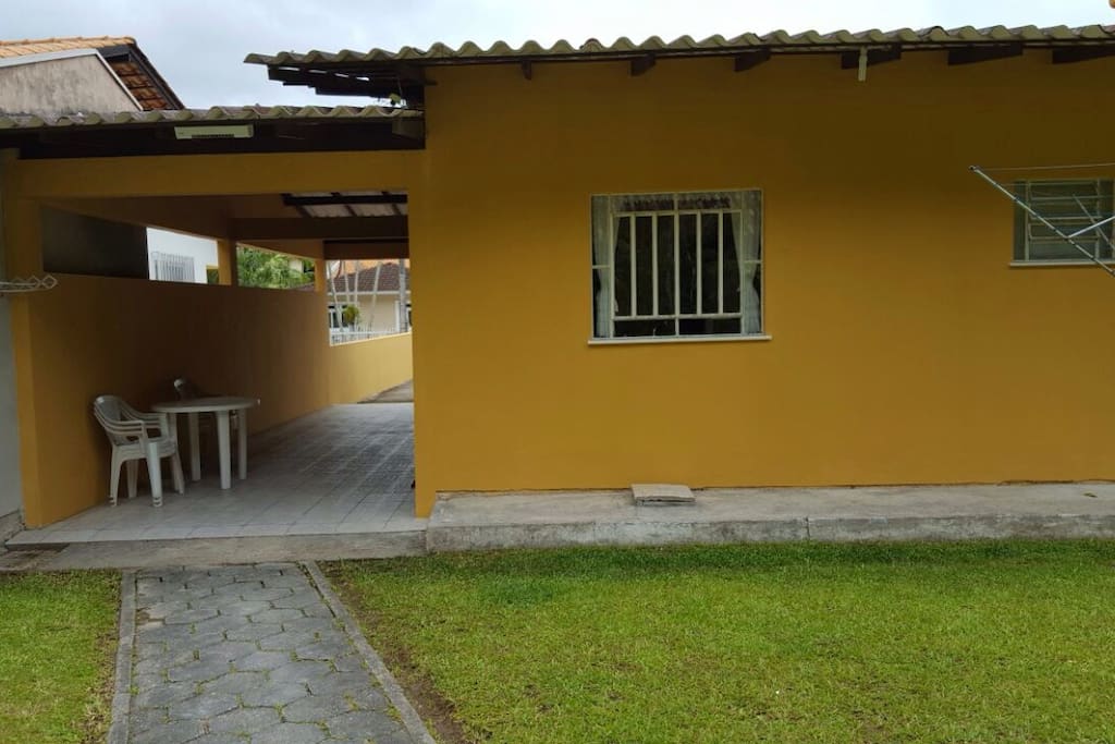 Casa com amplo quintal e garagem p/ até 5 carros