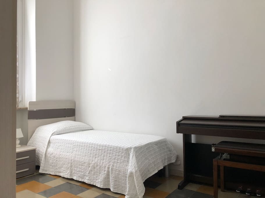 SINGLE ROOM
