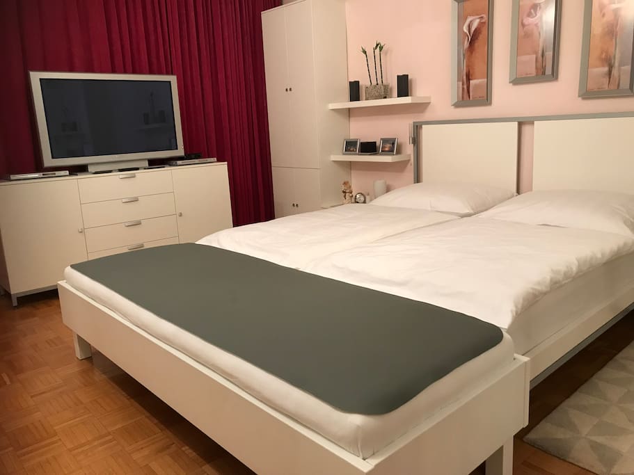 Schlafzimmer
mit Doppelbett 200 X 200
und Zusatzbett