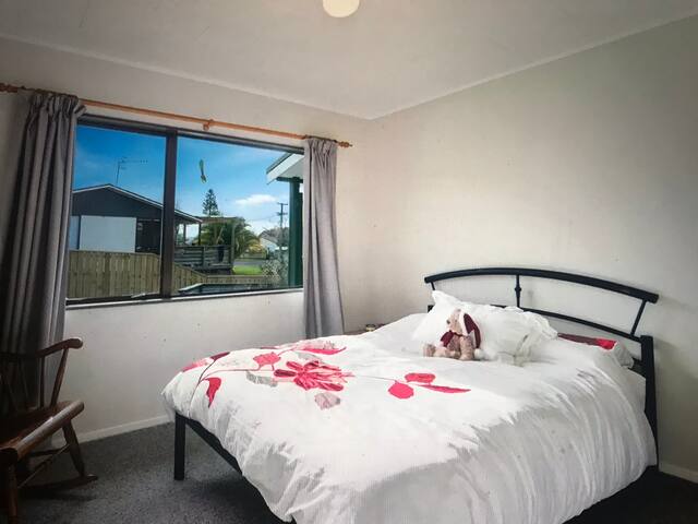 Walking to Rotorua lake (Room B)