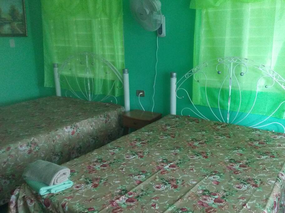Habitación 2. Casa Hector e Idaimis en Viñales.(Dos camas matrimoniales y una personal)