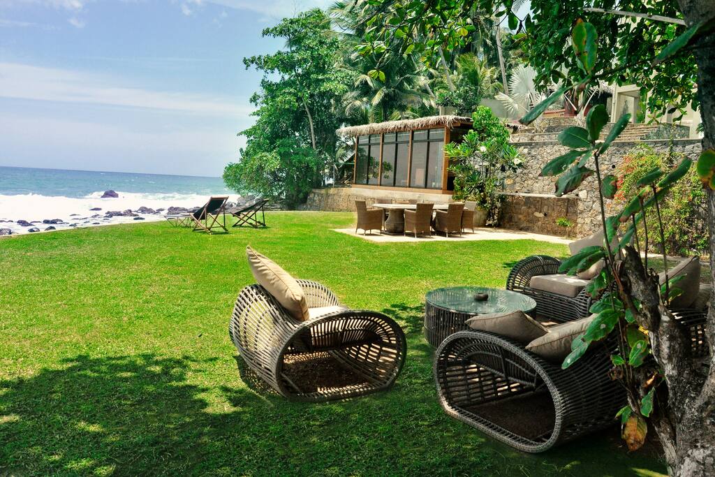 Garden and outdoor dining overlooking the Ocean