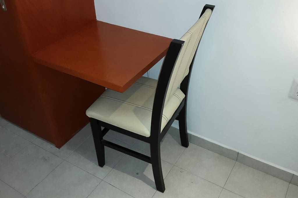 Small desk to use your laptop / Pequeño escritorio para uso de su laptop