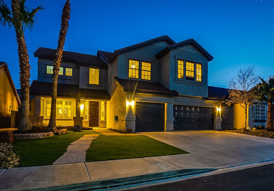 Amazing 5 Bed / 4 Bath Residence with Pool / Spa — photo 1