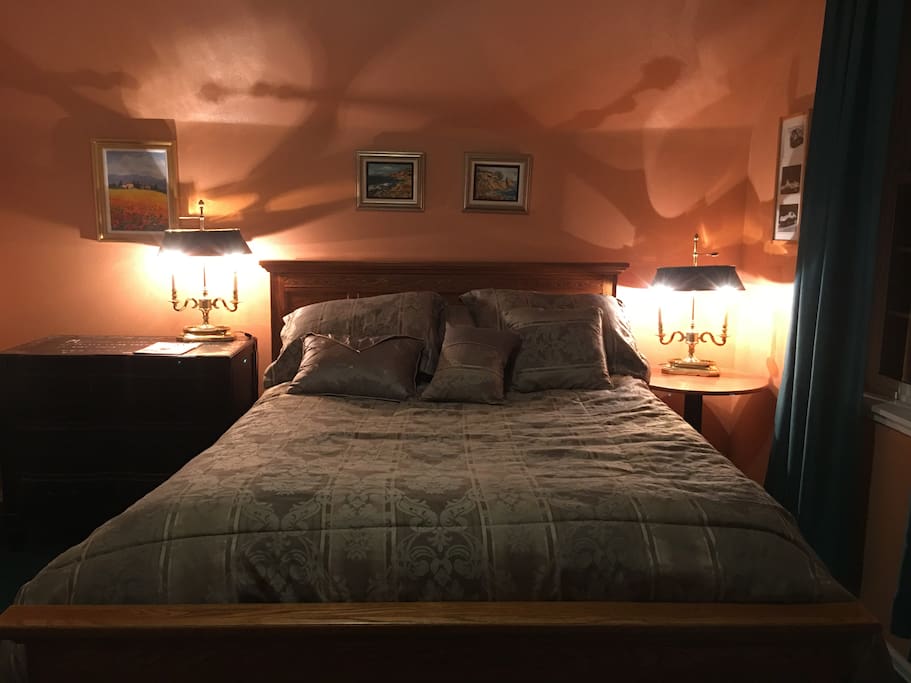 The room to rent has a queen bed with very comfortable mattress.