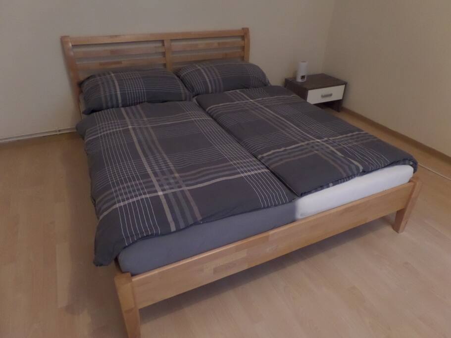 The bed measures 1.60 x 2.00 m
