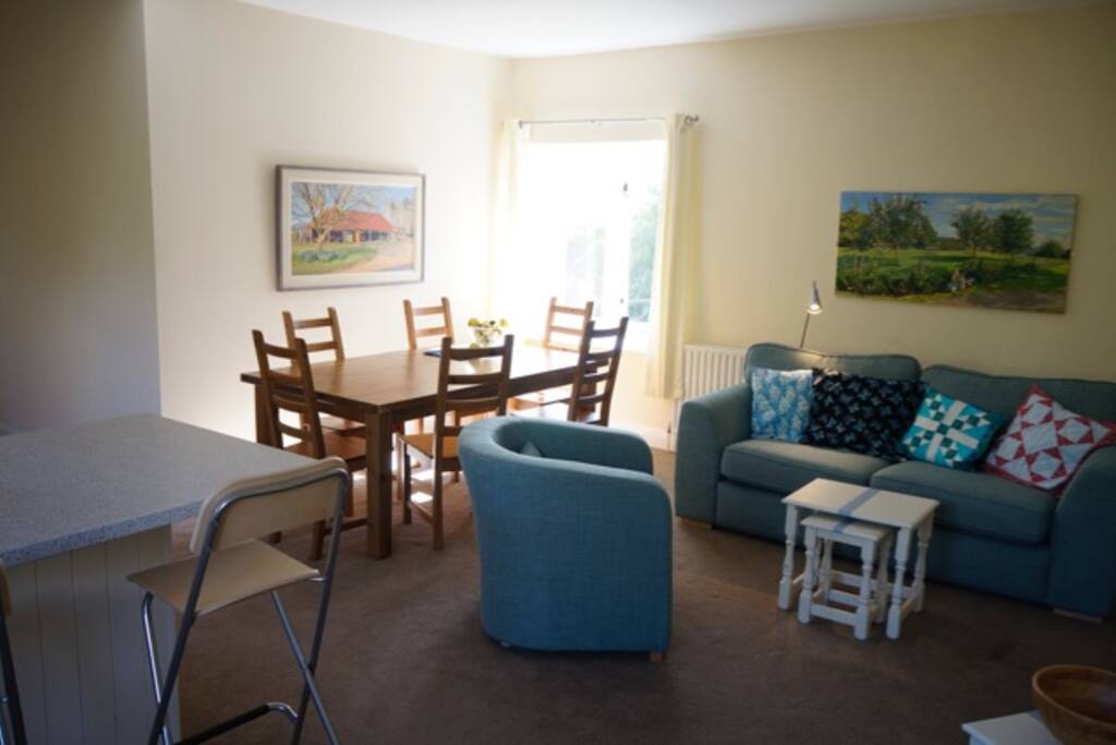 Light floods into spacious livingroom/kitchen