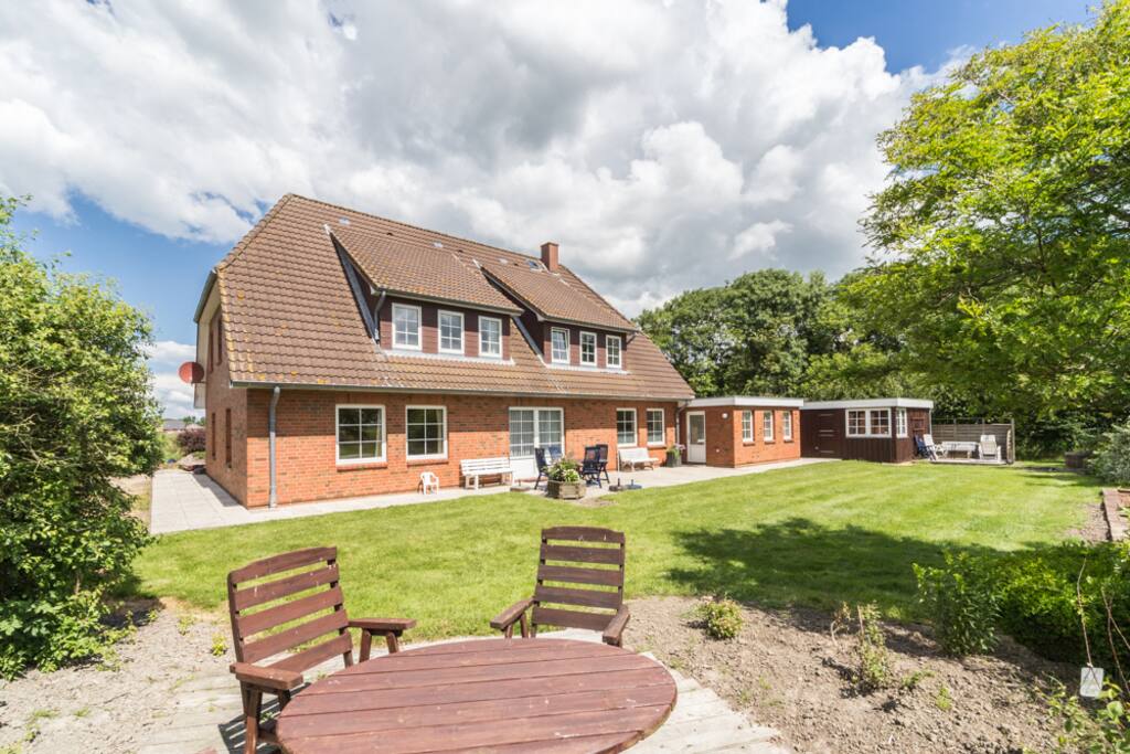 Ferienhaus mit der Wohnung Lütte Stuv, angrenzendem Garten und Blick über die Felder