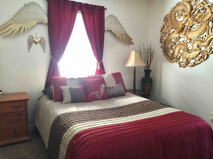 Dračia izba. 

Spálňa vľavo má manželskú posteľ a veľký šatník. 