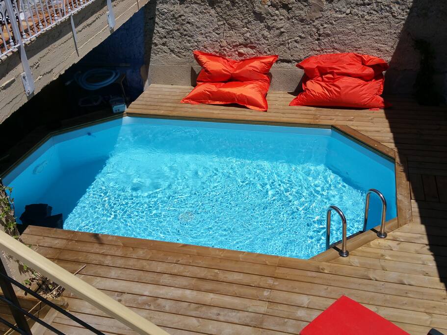 La piscine est complètement privée et sans vis a vis / completely private pool courtyard