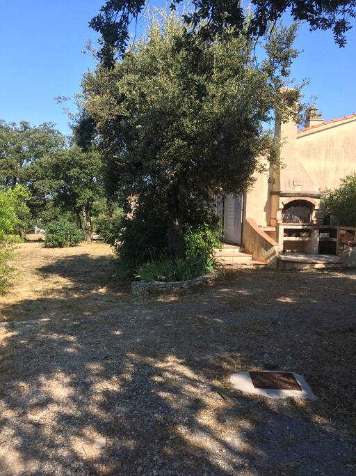 Entrée de la maison avec son barbecue extérieur.
