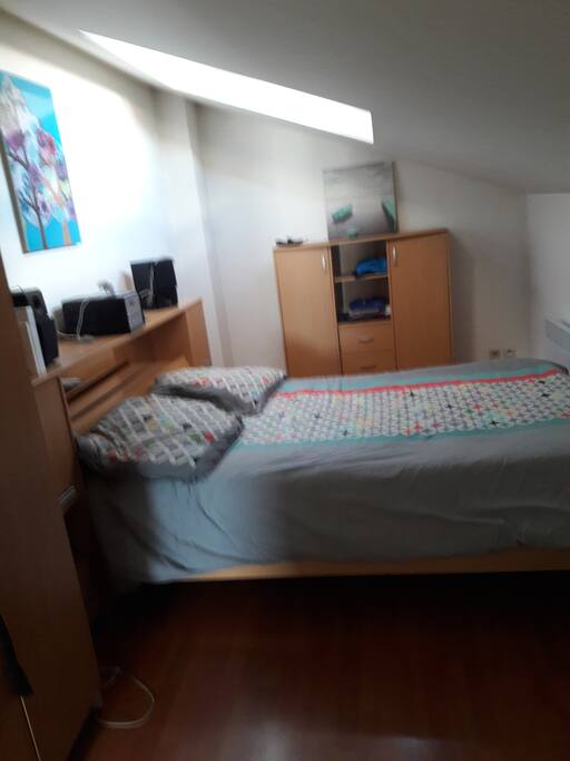 Chambre (pas de fenêtre, il y a un vélux au dessus du lit)