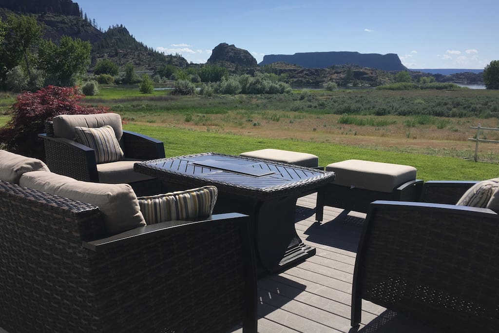 Spacious backyard patio overlooks Banks Lake and Steamboat Rock