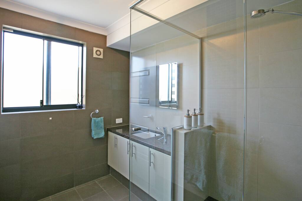 1st Floor Master Bedroom Ensuite