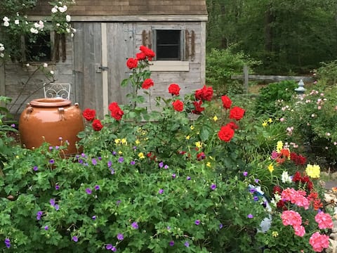 “Rooster Cottage and Gardens” Entire Private Home