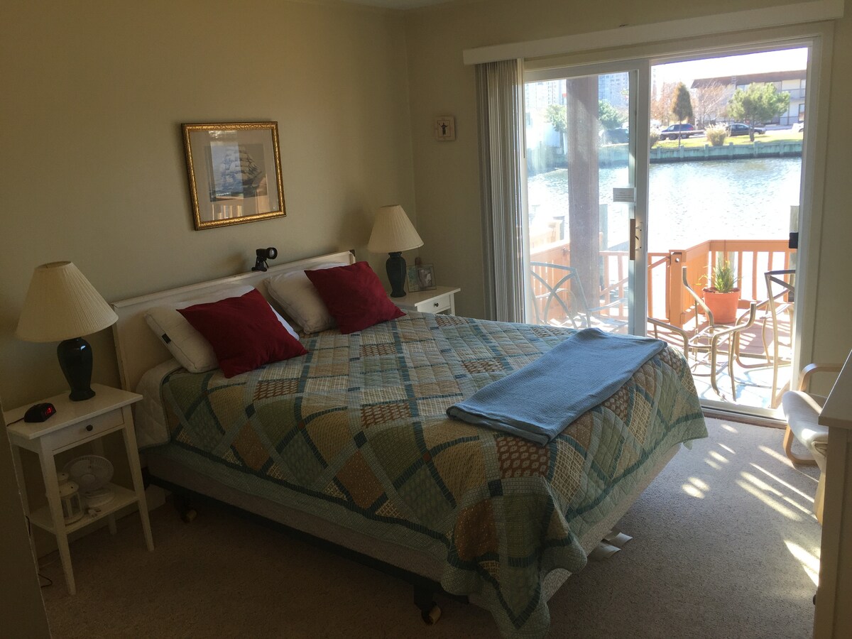 غرفة نوم رئيسية مع إمكانية الوصول إلى السطح