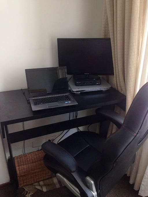 Escritorio para trabajo, habitación doble.