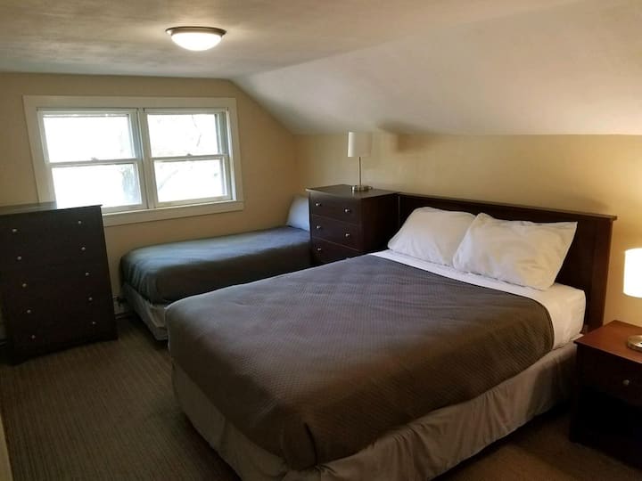 Cada dormitorio tiene sábanas nuevas de alta gama, cesta de lavandería, luces en armarios, cómodas y tomacorrientes USB.