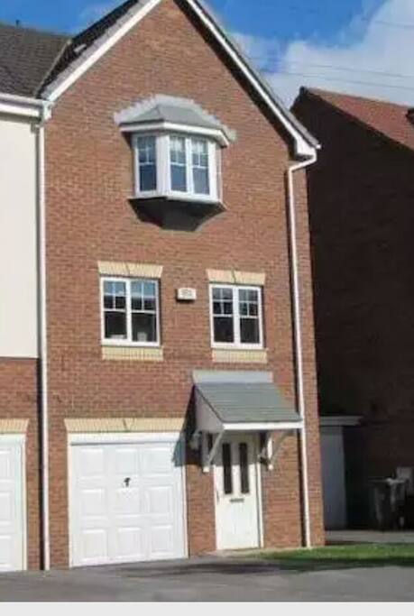 Front view of property