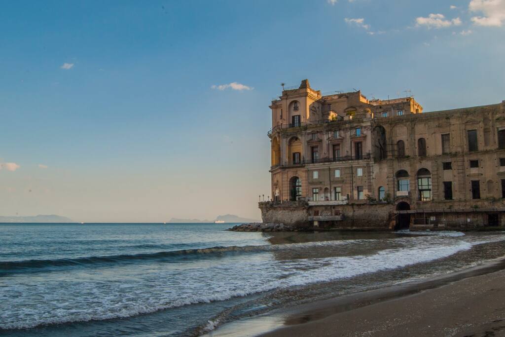 Palazzo Donn'Anna visto dalla spiaggia