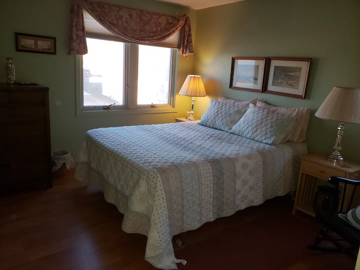 卧室1 -一楼卧室，配有标准双人床