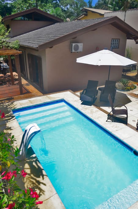 piscina com vistas para os quartos e sala