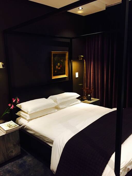 bedroom with 4 poster queen size bed