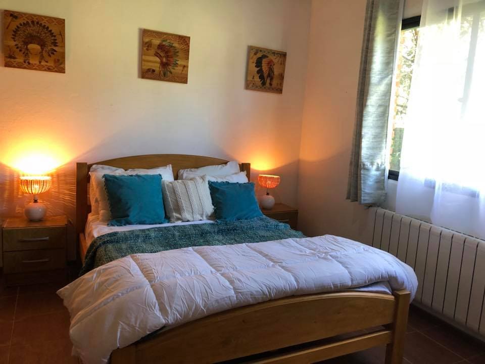 Spálňa s manželskou posteľou, poskytujeme posteľnú bielizeň. Obrázok nie je ocenený, ale má požiar s bezpečnostnou truhlicou na uloženie vecí.