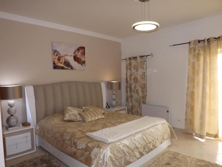 ห้องนอนใหญ่พร้อมห้องน้ำในตัว