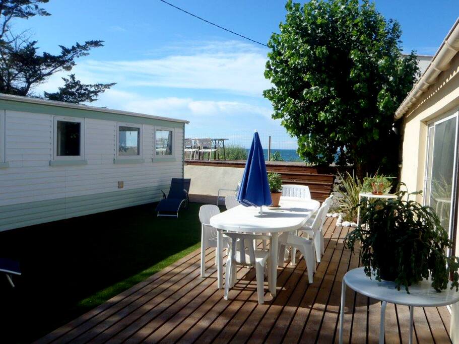 On right, villa; on left, mobile home; at back, terrace. A droite villa, gauche mobil home, au fond terrasse vue mer