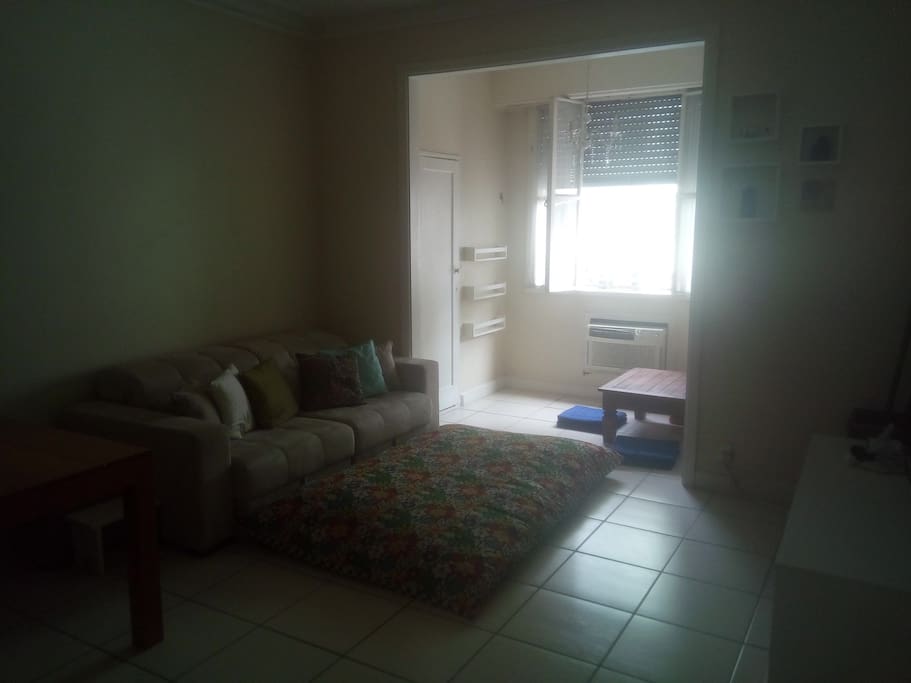 sala e jardim de inverno com mesinha e futon oriental e ar condicionado