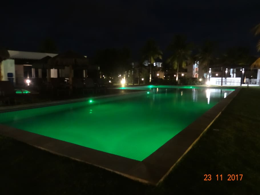 Vista noturna da piscina