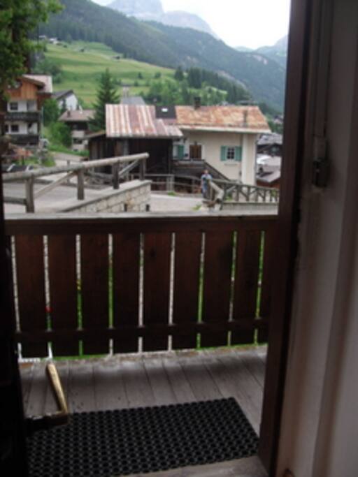 IL PANORAMA SUL SASS PORDOI DAL BALCONE