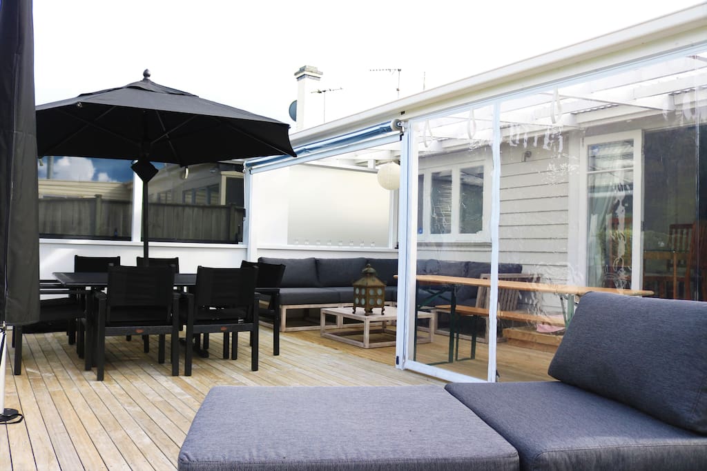 Outdoor entertaining area and dining, seats 8