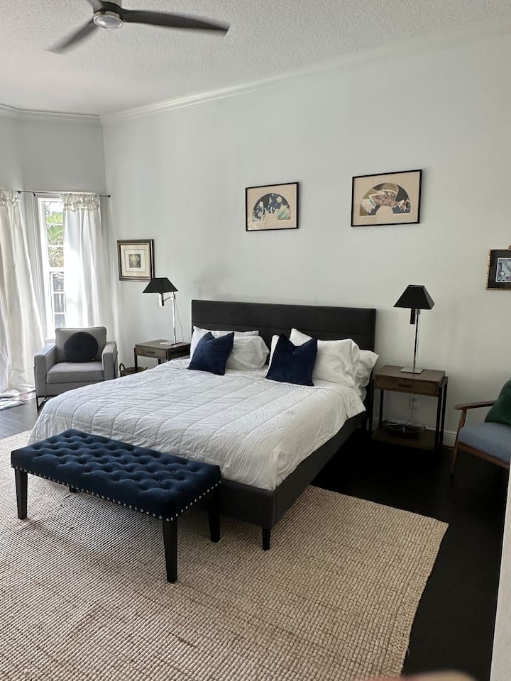 Лост с лост, втора родителска спалня с двойно легло. Достъп до вътрешен двор и голям телевизор. 