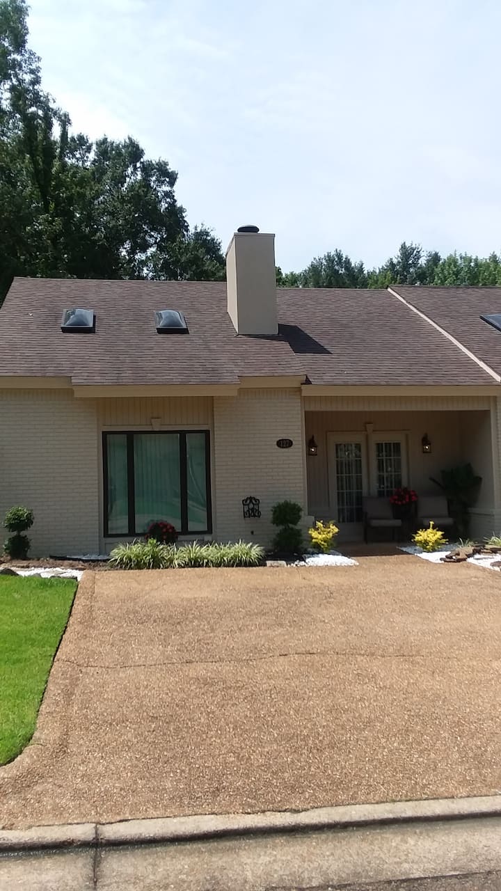 Chic Modern Townhouse Townhouses for Rent in Jackson, Mississippi