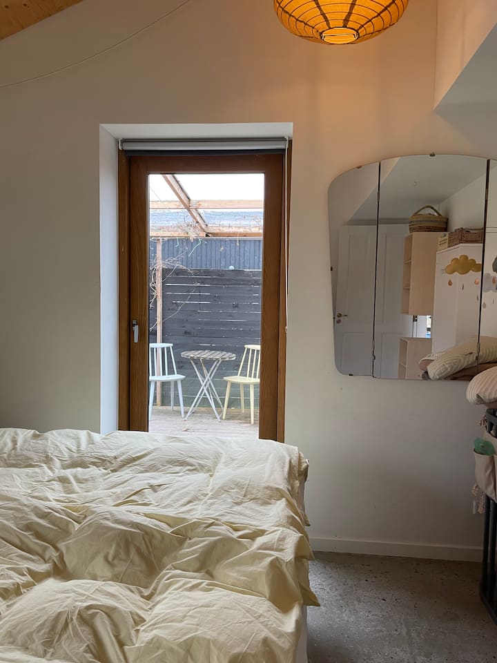 Deur en uitzicht op de achterkant