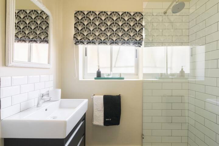 Sophisticated Apartment with Mountain Views gallery image 4