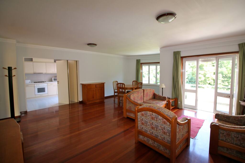 Sala de estar e jantar com saída para o terraço