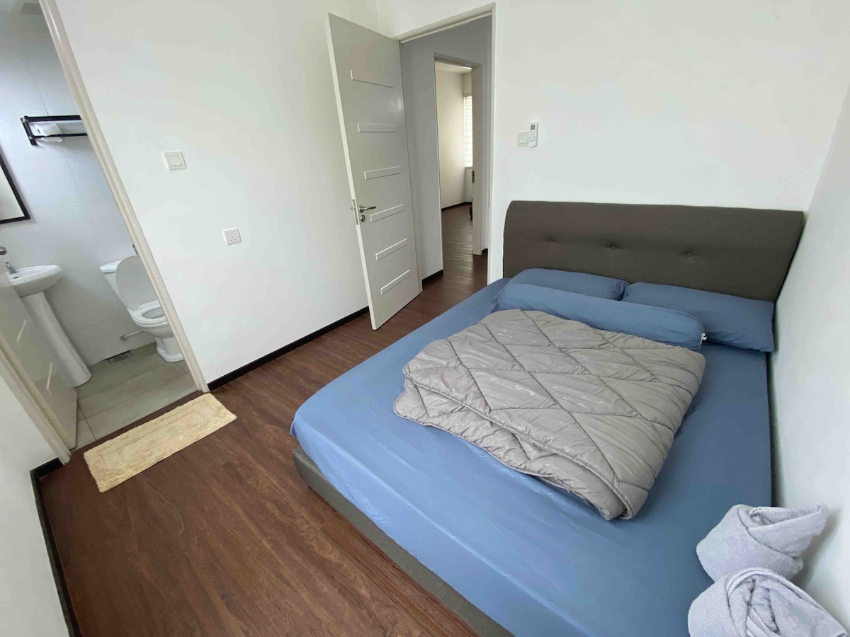 Bračni krevet (širine 150-179 cm) u spavaćoj sobi 2, prvi kat