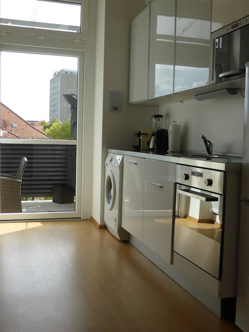 Küche mit Zugang zum Balkon