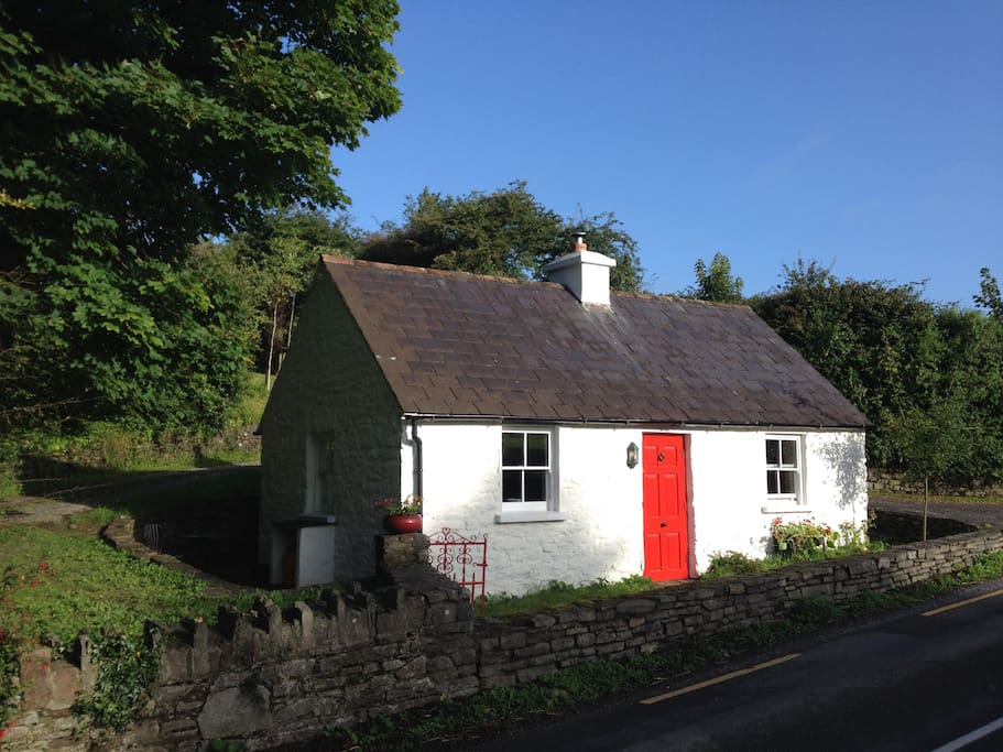 Traditional Irish Seaside Cottage Cottages for Rent in Kilbrittain